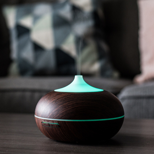 Air humidifier on table near woman Aromadiffuser Luftfukter Hvit 400 ml