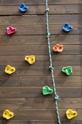 Kids climbing on wooden wall outdoor. Klatregrep For Barn Flerfarget 10-pakning