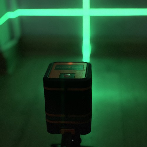 Elektronisk laservater med grønn krysslaser og etui